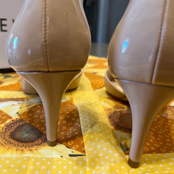 Nude 2.5” Heels New still in original box.   Never worn. - Picture 4 of 6